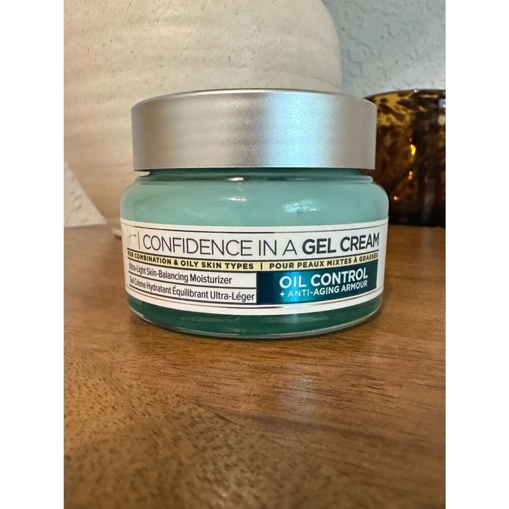 IT Confidence in a Gel Cream- Oil Control Moisturizer - Light Teal